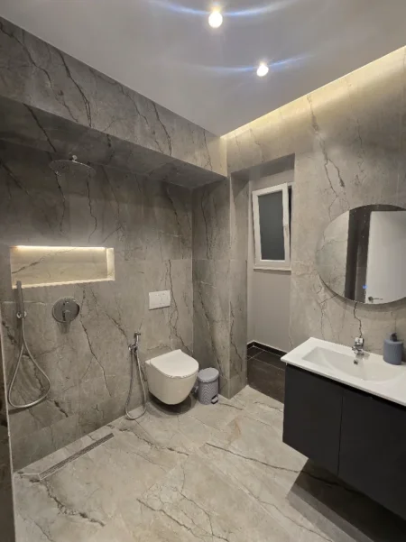 Tirane, jepet me qera Studio Kati 4, 400 € (Bar Oslo)
