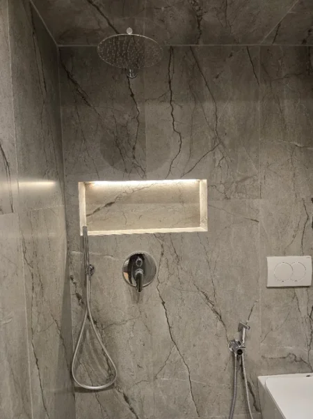 Tirane, jepet me qera Studio Kati 4, 400 € (Bar Oslo)