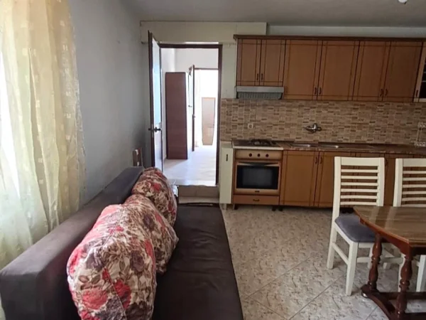 Tirane, jepet me qera shtepi 2+1 Kati 1, 70 m² 300 € 