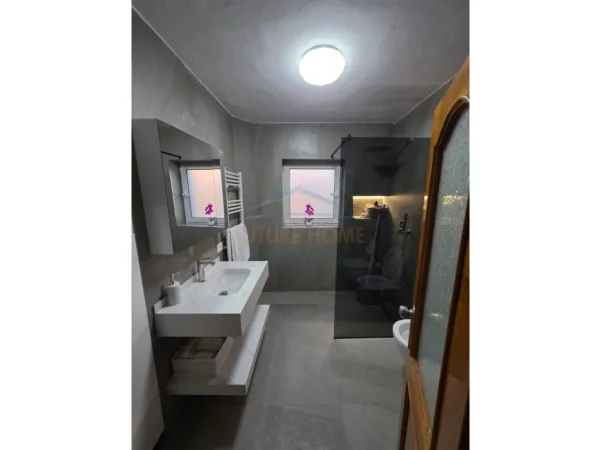 Tirane, shitet apartament 3+1+2+Ballkon Kati 2, 74 m² 225.000 € (21 Dhjetori)