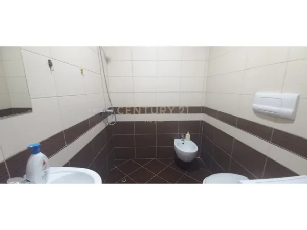 Tirane, jepet me qera apartament 1+1 Kati 2, 62 m² 550 € (Don Bosko ROYAL142954)