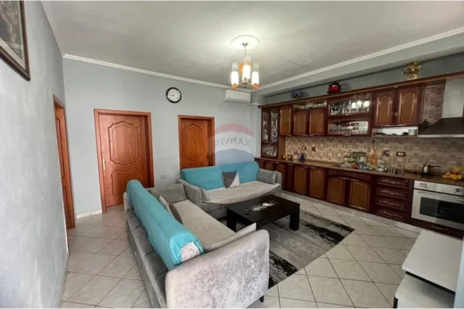Tirane, jepet me qera apartament 3+1 Kati 2, 135 m² 35.000 € (Shkoze)