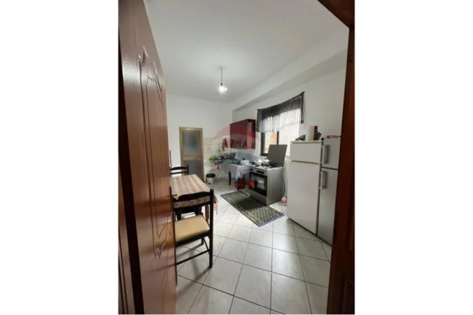 Tirane, jepet me qera apartament 3+1 Kati 2, 135 m² 35.000 € (Shkoze)