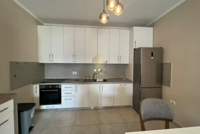 Tirane, jepet me qera apartament 2+1+Ballkon Kati 5, 105 m² 600 € (Porcelan)