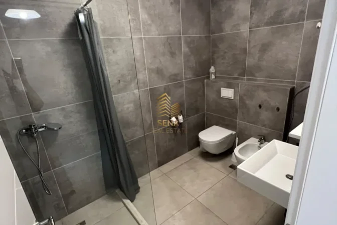 Tirane, jepet me qera apartament 2+1+Ballkon Kati 5, 105 m² 600 € (Porcelan)