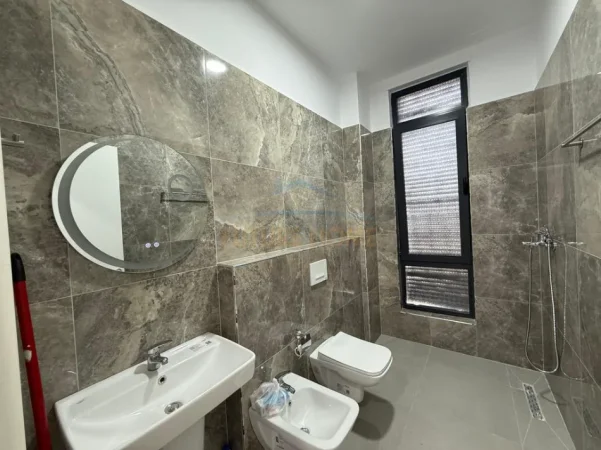 Tirane, jepet me qera apartament 1+1 Kati 4, 75 m² 450 € (ISH DOGANA)