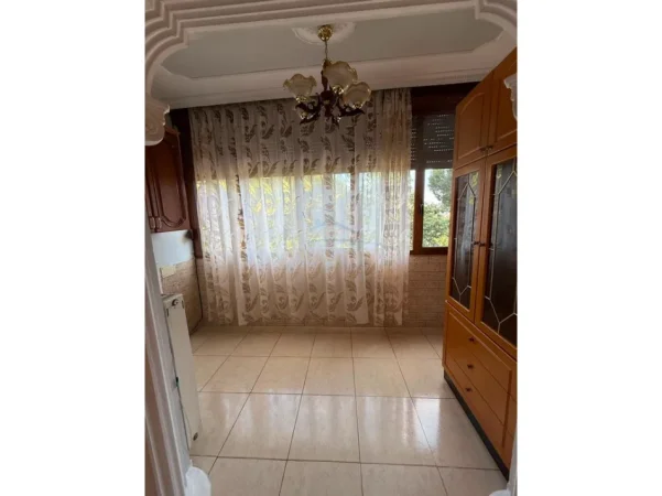 Tirane, jepet me qera apartament 2+1 Kati 4, 83 m² 600 € (Bulevardi Zhan D'Ark,Tiranë)