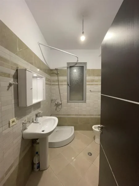 Tirane, jepet me qera apartament 2+1+Ballkon Kati 1, 96 m² 450 € (Fresk/Rr.e Dajtit)