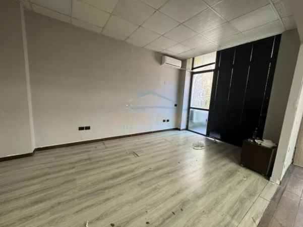 jap me qera ambjent biznesi Kati 1, 210 m² 2.000 € (BULEVARDI ZOGU 1)