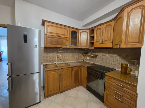 Tirane, jepet me qera apartament 2+1 Kati 1, 100 m² 475 € (Unaza e Re)