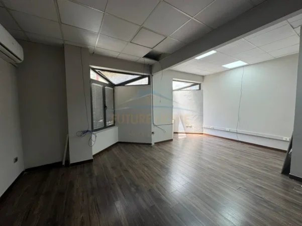 Tirane, jepet me qera ambjent biznesi Kati 1, 210 m² 2.000 € (Bulevardi Zogu i I,)