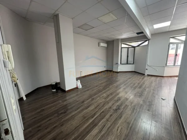 Tirane, jepet me qera ambjent biznesi Kati 1, 210 m² 2.000 € (Bulevardi Zogu i I,)