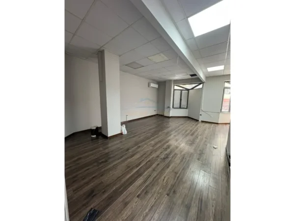 Tirane, jepet me qera ambjent biznesi Kati 1, 210 m² 2.000 € (Bulevardi Zogu i I,)