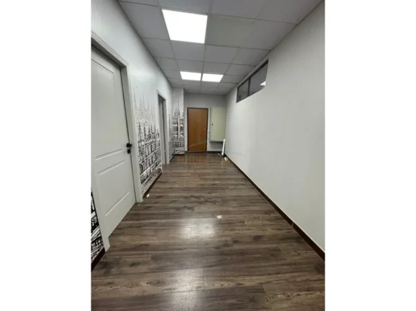 Tirane, jepet me qera ambjent biznesi Kati 1, 210 m² 2.000 € (Bulevardi Zogu i I,)