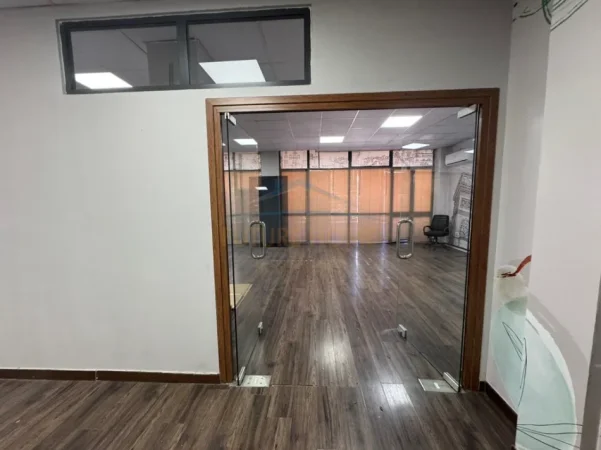 Tirane, jepet me qera ambjent biznesi Kati 1, 210 m² 2.000 € (Bulevardi Zogu i I,)