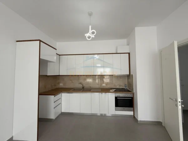 Tirane, jepet me qera apartament 1+1 Kati 5, 75 m² 450 € (Ish-Dogana)