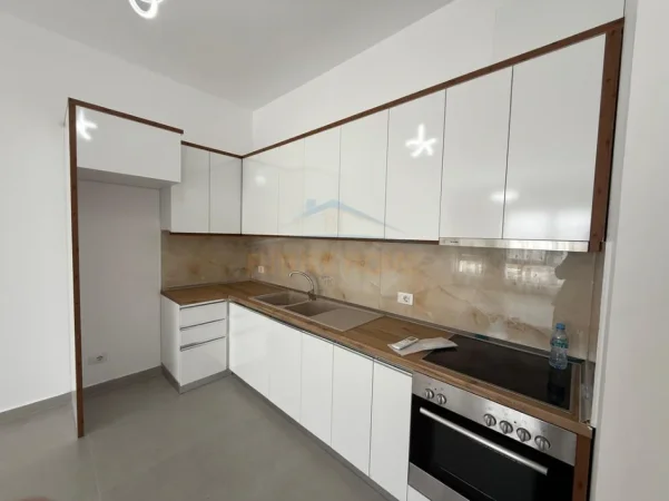 Tirane, jepet me qera apartament 1+1 Kati 5, 75 m² 450 € (Ish-Dogana)