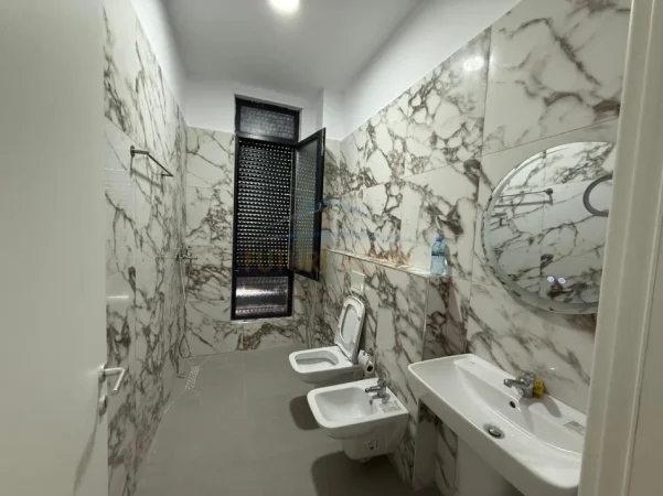 Tirane, jepet me qera apartament 1+1 Kati 5, 75 m² 450 € (Ish-Dogana)