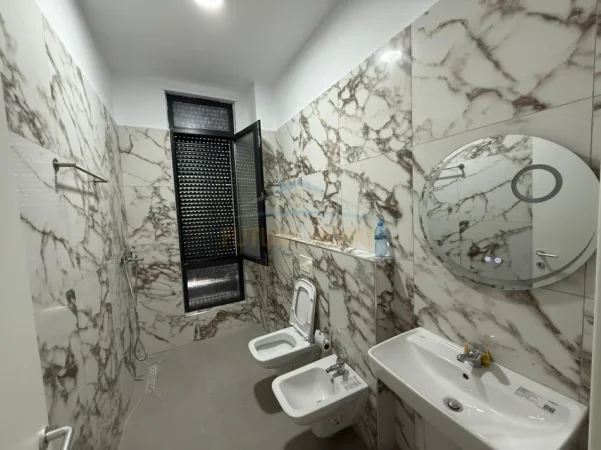 Tirane, jepet me qera apartament 1+1 Kati 5, 75 m² 450 € (Ish-Dogana)