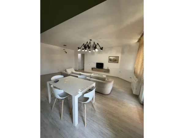 Tirane, jepet me qera apartament 2+1 Kati 9, 128 m² 800 € (Bulevardi Zogu I)