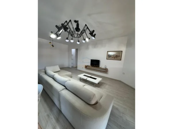 Tirane, jepet me qera apartament 2+1 Kati 9, 128 m² 800 € (Bulevardi Zogu I)