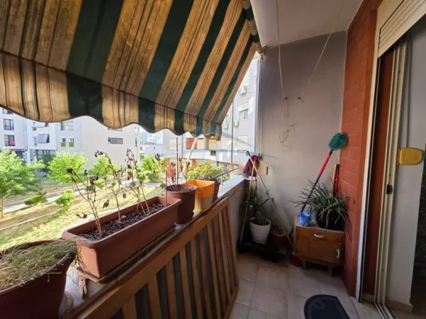 Tirane, jepet me qera apartament 2+1+2 Kati 1, 100 m² 475 € (ASTIR , Prane Viles L)