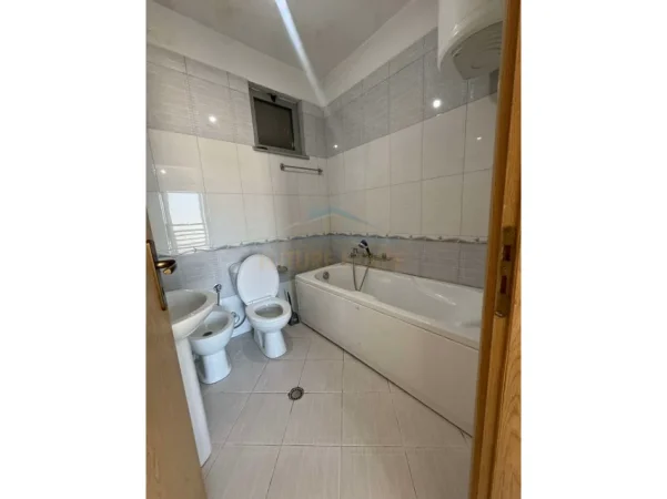 Tirane, jepet me qera apartament 2+1 Kati 8, 113 m² 450 € (Unaza e Re)
