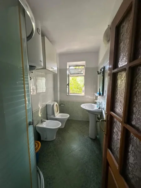 Tirane, jepet me qera apartament 2+1 Kati 3, 95 m² 500 € (Brryli)