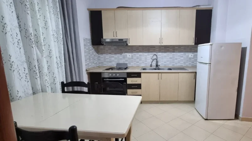 Tirane, jepet me qera apartament 1+1+Ballkon Kati 3, 67 m² 400 € (Astir, afër vilës L)