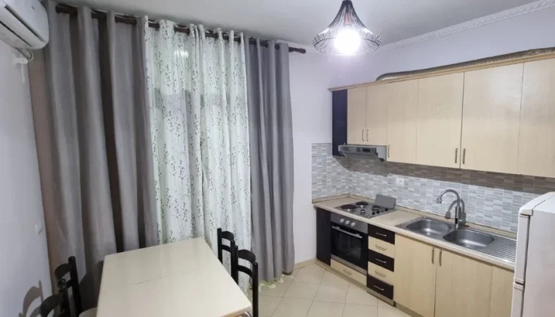 Tirane, jepet me qera apartament 1+1+Ballkon Kati 3, 67 m² 400 € (Astir, afër vilës L)