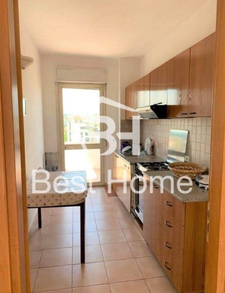 Tirane, jepet me qera zyre Kati 8, 145 m² 600 Euro (Bulevardi Zhan D’Ark, prane Ministrise se Jashtme)