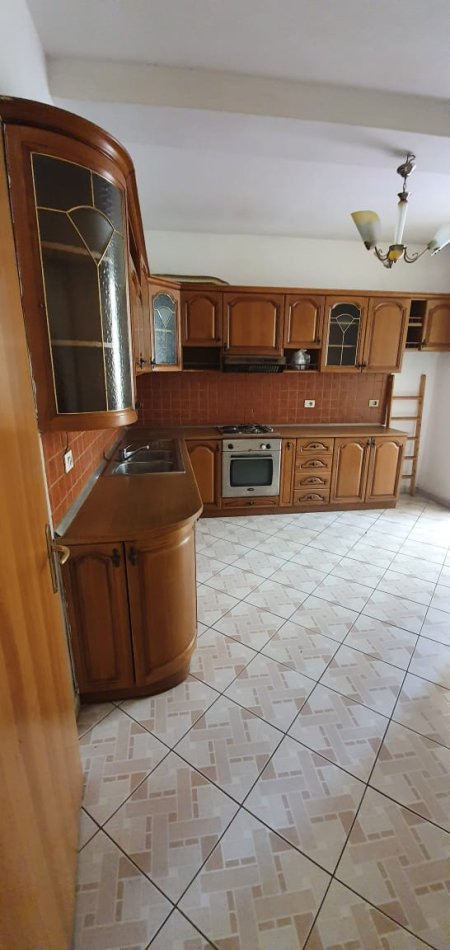 Tirane, shes apartament 2+1+BLK Kati 2, 121 m² 130.000 Euro (komuna e Parisit)