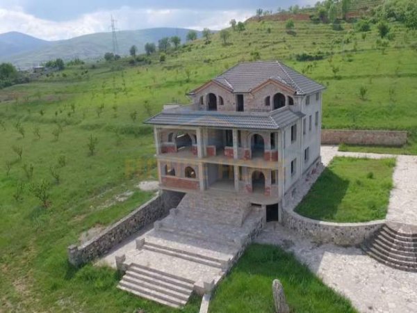 Korce, shitet Vile 3 Katshe Kati 4, 800 m² 600.000 Euro (Voskopoje)