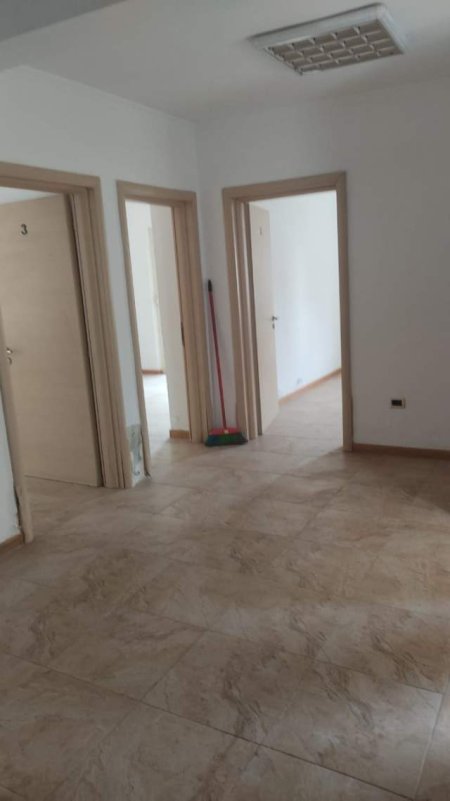 Tirane, jepet me qera apartament 2+1+BLK Kati 1, 76 m² 450 Euro (Stacioni i Trenit)