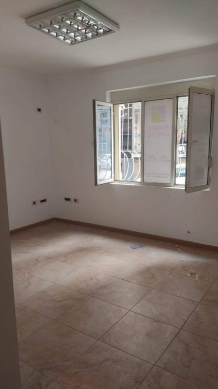 Tirane, jepet me qera apartament 2+1+BLK Kati 1, 76 m² 450 Euro (Stacioni i Trenit)