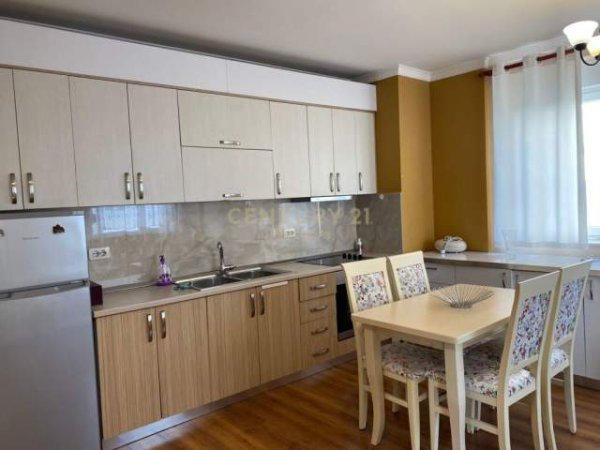 Tirane, jepet me qera apartament 2+1 Kati 6, 93 m² 450 Euro (Ish parku Tirana, Kompleksi Kontakt)
