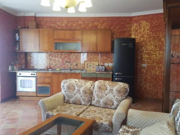 Tirane, jepet me qera apartament 2+1, te SELVIA prane Gjimnazit "PARTIZANI", 400 euro/muaj