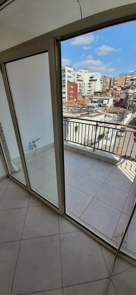 Tirane, shitet apartament 2+1 Kati 1, 83 m² 112.000 Euro (Shkolla e Kuqe)