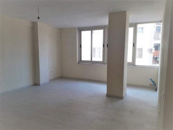 Tirane, jepet me qera ambjent biznesi Kati 3, 142 m² 800 Euro (Pazari i Ri)