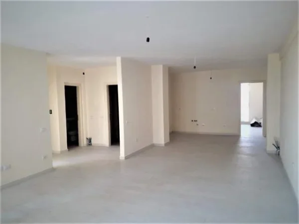 Tirane, jepet me qera ambjent biznesi Kati 3, 142 m² 800 Euro (Pazari i Ri)