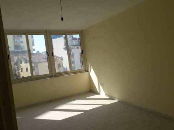 Tirane, jepet me qera ambjent biznesi Kati 3, 142 m² 800 Euro (Pazari i Ri)