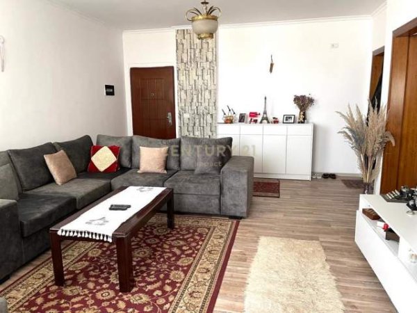 Tirane, jepet me qera apartament duplex 3+1+BLK Kati 5, 106 m² 500 Euro