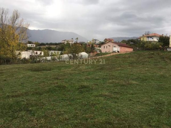 Tirane, shes toke 2.800 m² 196.000 Euro (Farke)