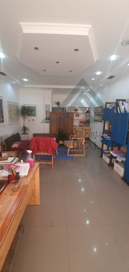 Tirane, shes dyqan Kati 1, 42 m² 84.000 Euro (21 dhjetori)