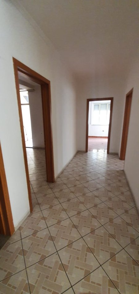 Tirane, shes apartament 2+1+BLK Kati 2, 121 m² 130.000 Euro (komuna e Parisit)