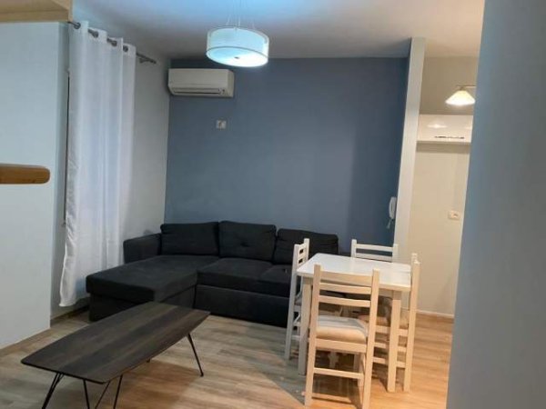 Tirane, jepet me qera apartament 1+1