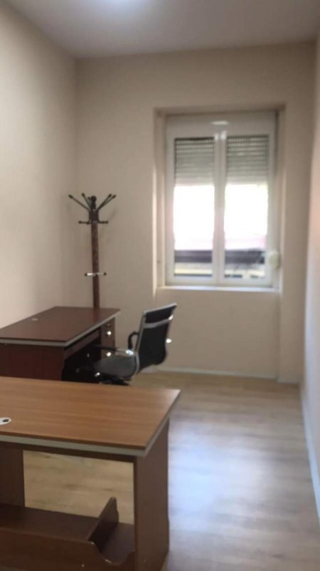 Tirane, jepet me qera ambient biznesi Kati 0, 184 m² 2.500 Euro (shallvaret)