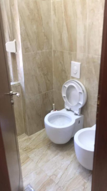 Tirane, jepet me qera ambient biznesi Kati 0, 184 m² 2.500 Euro (shallvaret)