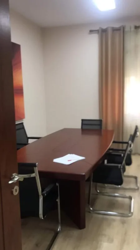 Tirane, jepet me qera ambient biznesi Kati 0, 184 m² 2.500 Euro (shallvaret)