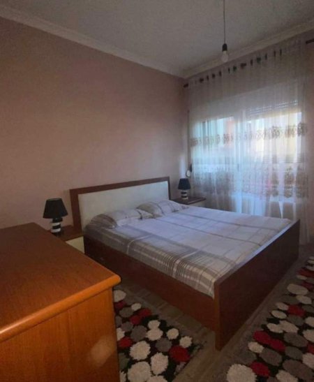 Tirane, jepet me qera apartament 2+1 500 Euro